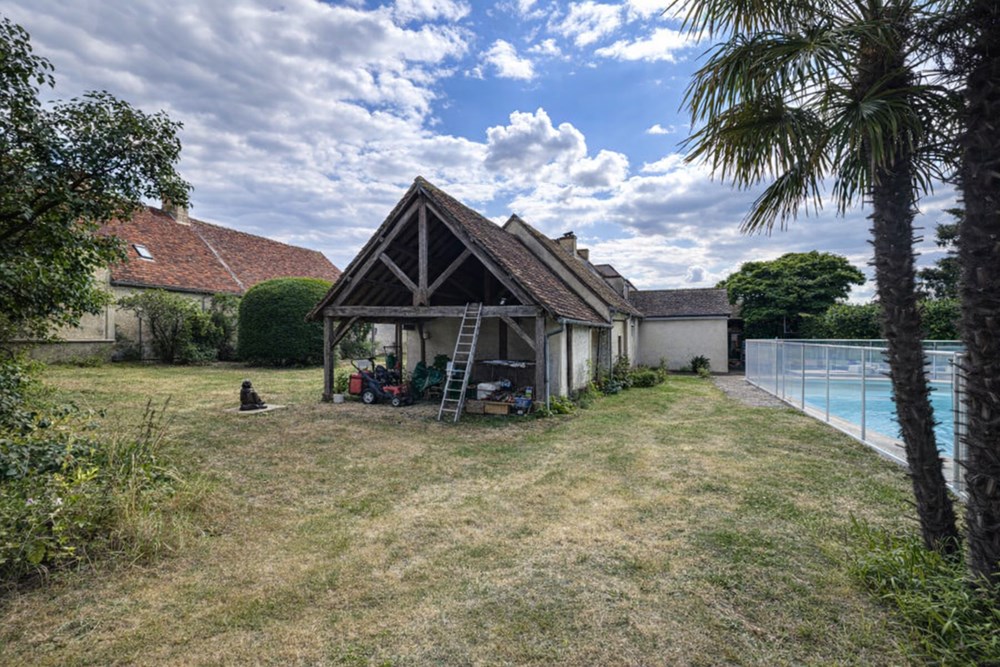 PROPRIETE DE 220 M² SUR 700 M² DE TERRAIN - 4/5 CHAMBRES - PISCINE - JARDIN ARBORE - POUR LES AMOUREUX DE L AUTHENTIQUE photo 5